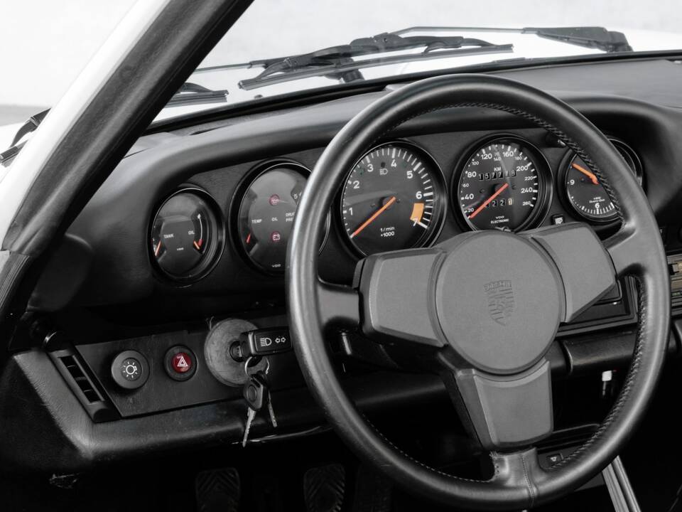 Image 17/46 de Porsche 911 Carrera 3.2 (1984)