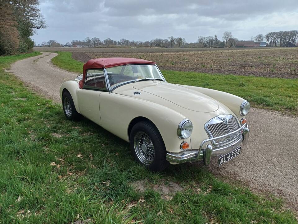 Image 6/6 of MG MGA 1600 (1961)
