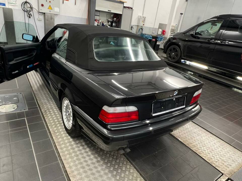 Immagine 4/11 di BMW 325i (1993)