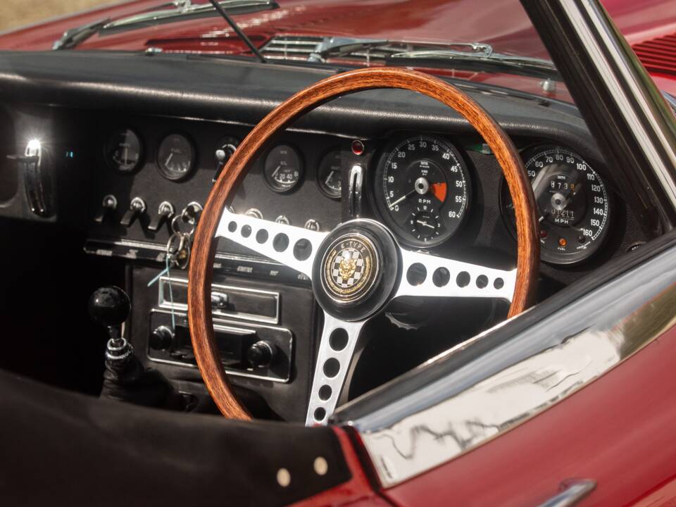 Image 49/50 de Jaguar E-Type (1967)