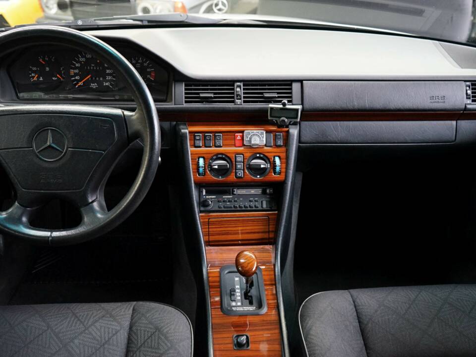 Image 23/36 de Mercedes-Benz E 220 T (1993)