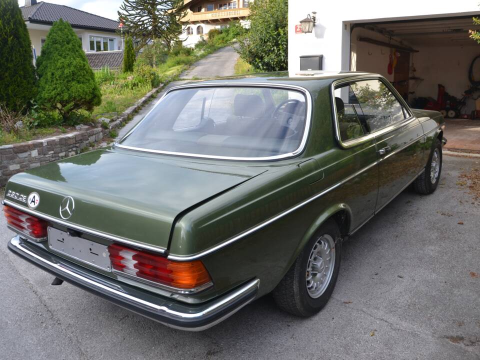 Bild 5/11 von Mercedes-Benz 230 CE (1983)