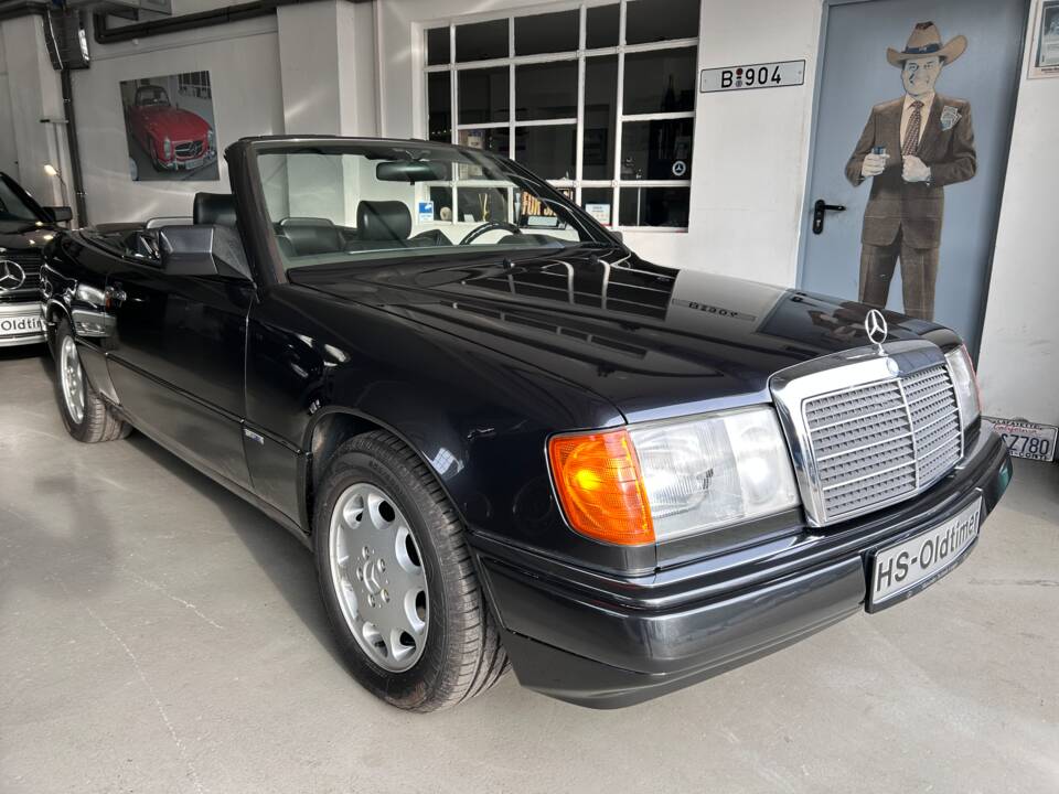 Image 2/28 de Mercedes-Benz 300 CE-24 (1993)