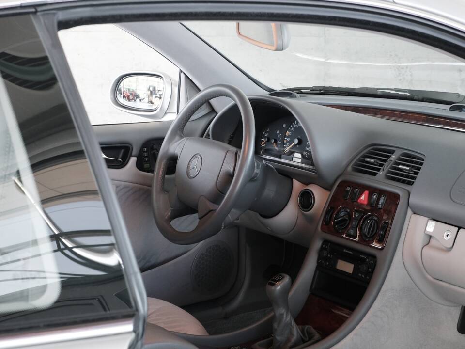 Bild 29/50 von Mercedes-Benz CLK 230 Kompressor (1999)