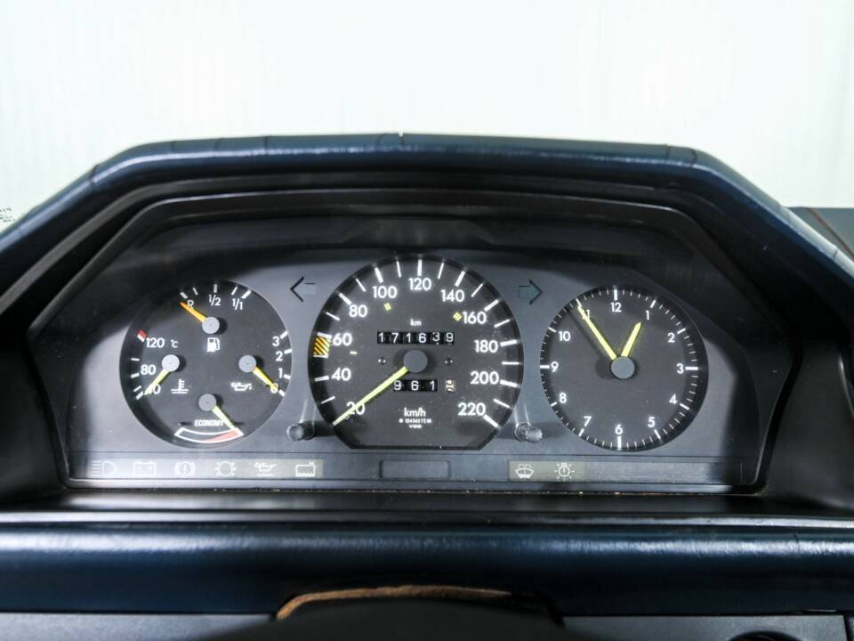 Image 34/50 of Mercedes-Benz 200 (1986)