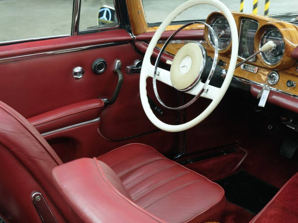 Image 41/50 of Mercedes-Benz 220 SE b (1963)