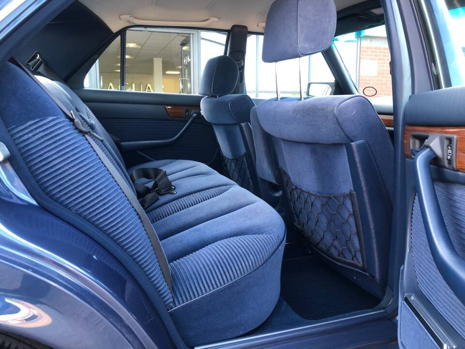Image 9/13 of Mercedes-Benz 300 SE (1988)