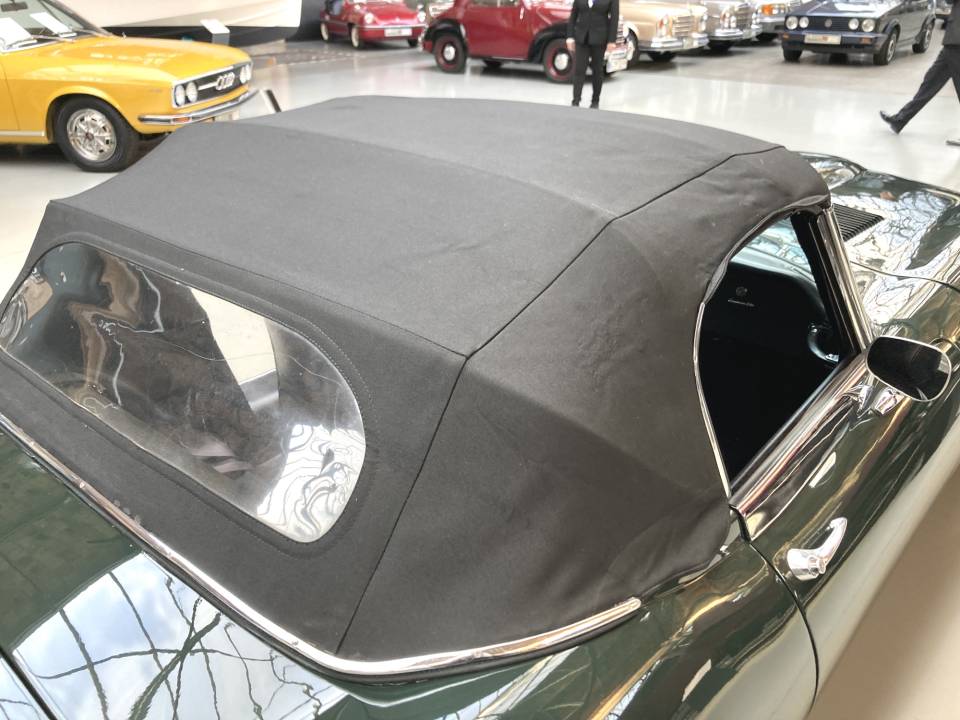 Image 17/29 of Jaguar E-Type (1969)