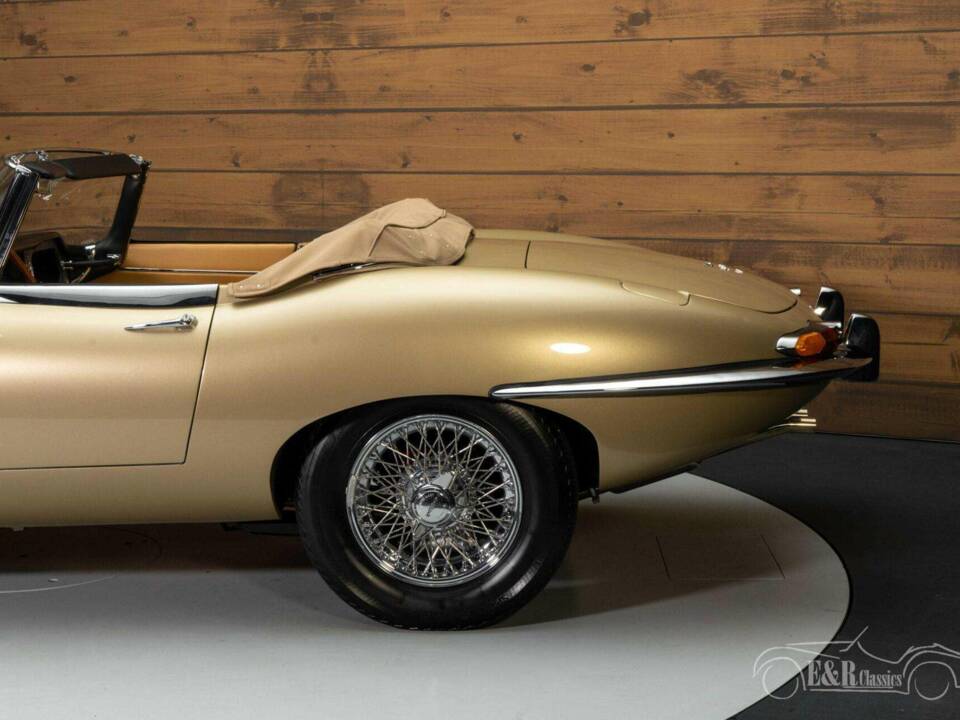 Image 16/18 de Jaguar E-Type (1967)
