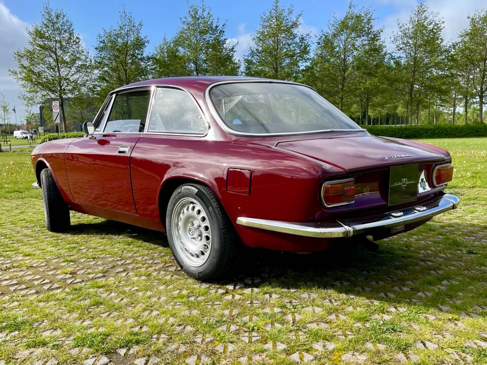 Image 5/37 de Alfa Romeo Giulia 1600 GT Junior (1974)