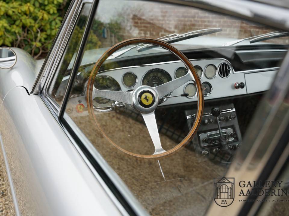 Imagen 9/50 de Ferrari 250 GT&#x2F;E (1964)