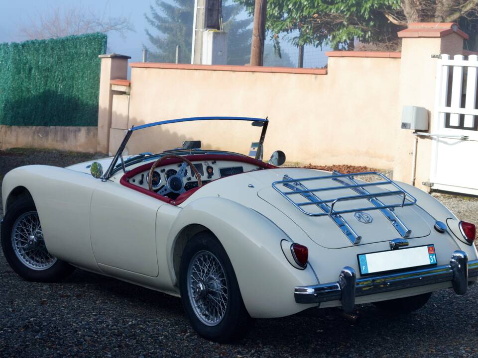 Image 4/56 of MG MGA 1500 (1957)