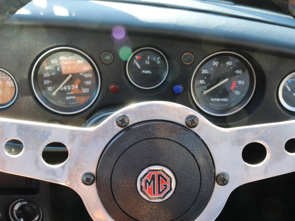 Image 15/19 of MG MGB GT (1978)