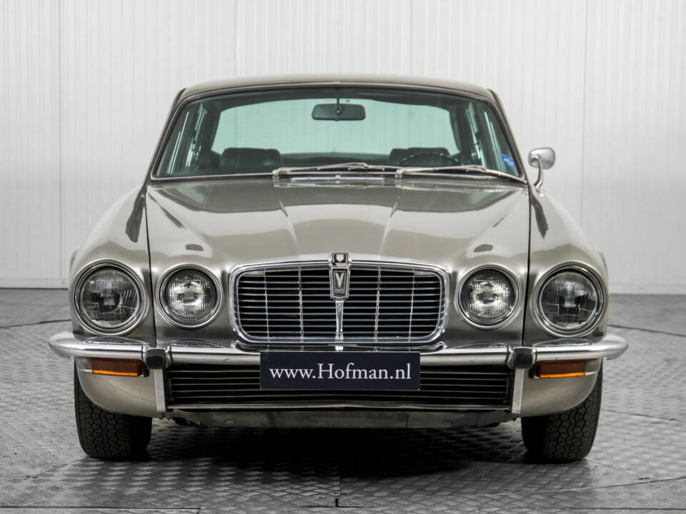 Immagine 14/50 di Jaguar XJ 12 L (1975)