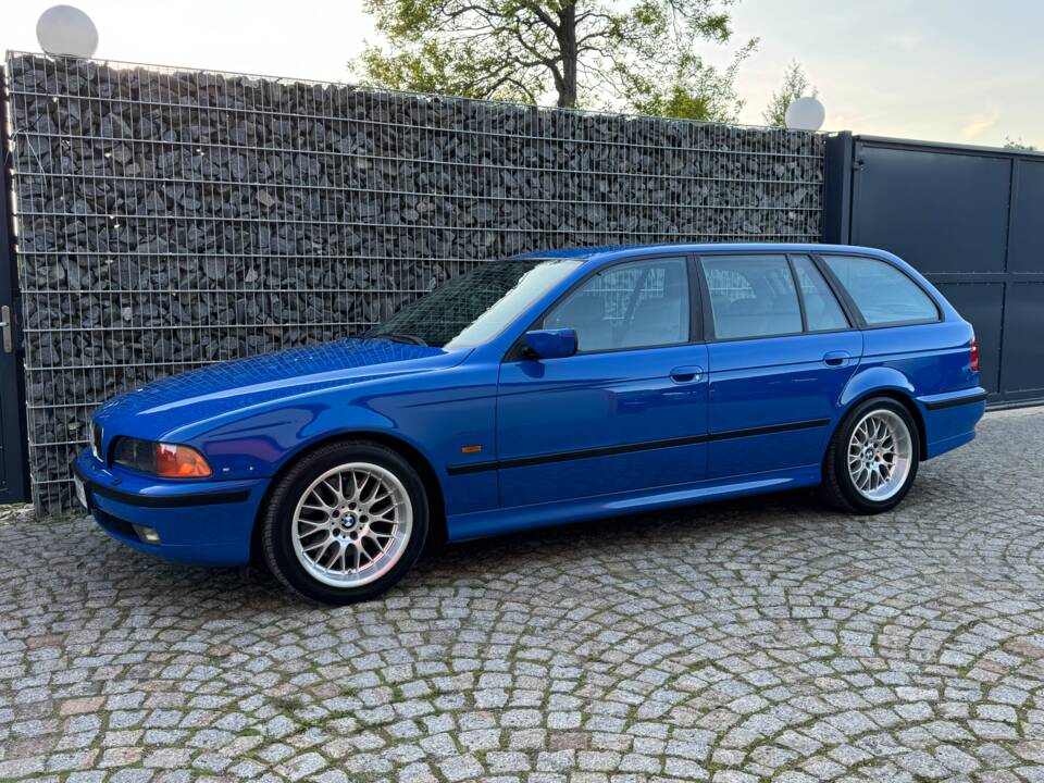 Image 3/100 of BMW 540i Touring (1998)
