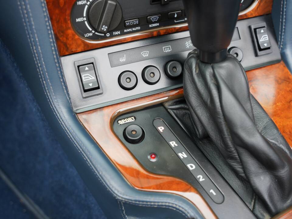 Bild 33/50 von Aston Martin Virage Volante (1994)