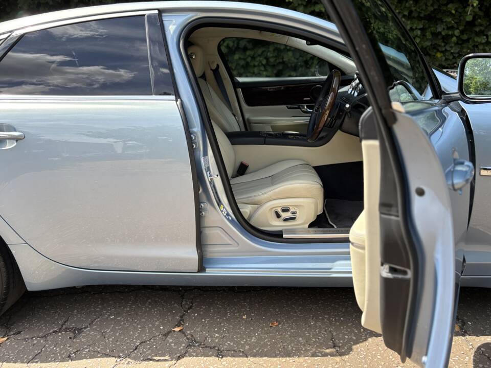 Image 34/50 of Jaguar XJ 5.0 (2011)