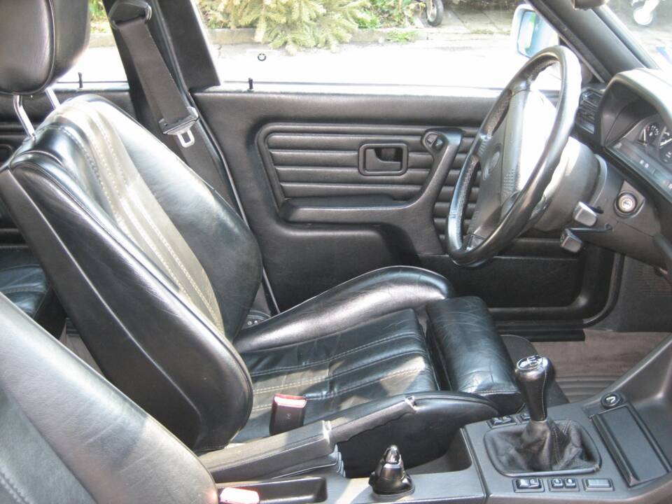 Immagine 40/50 di BMW 325i Touring (1992)