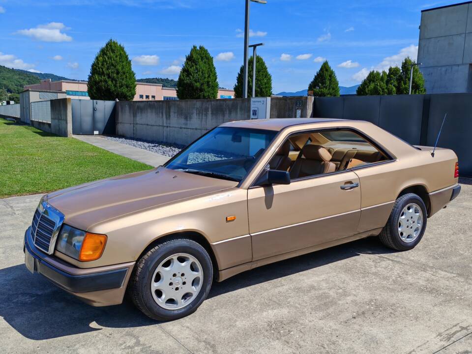 Image 3/42 of Mercedes-Benz 300 CE (1988)