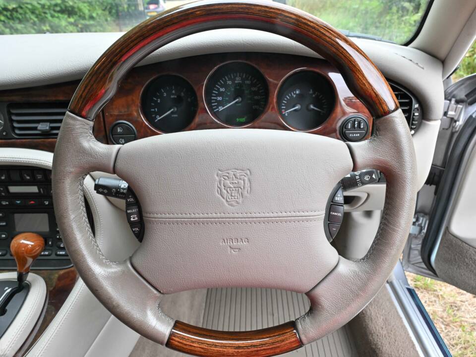 Immagine 40/50 di Jaguar XJ 8 Executive (2002)