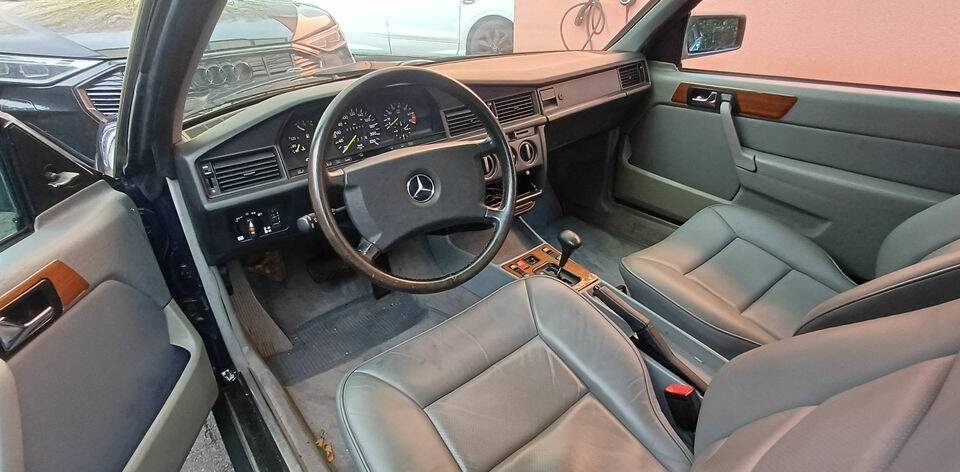 Image 2/8 of Mercedes-Benz 190 E (1987)