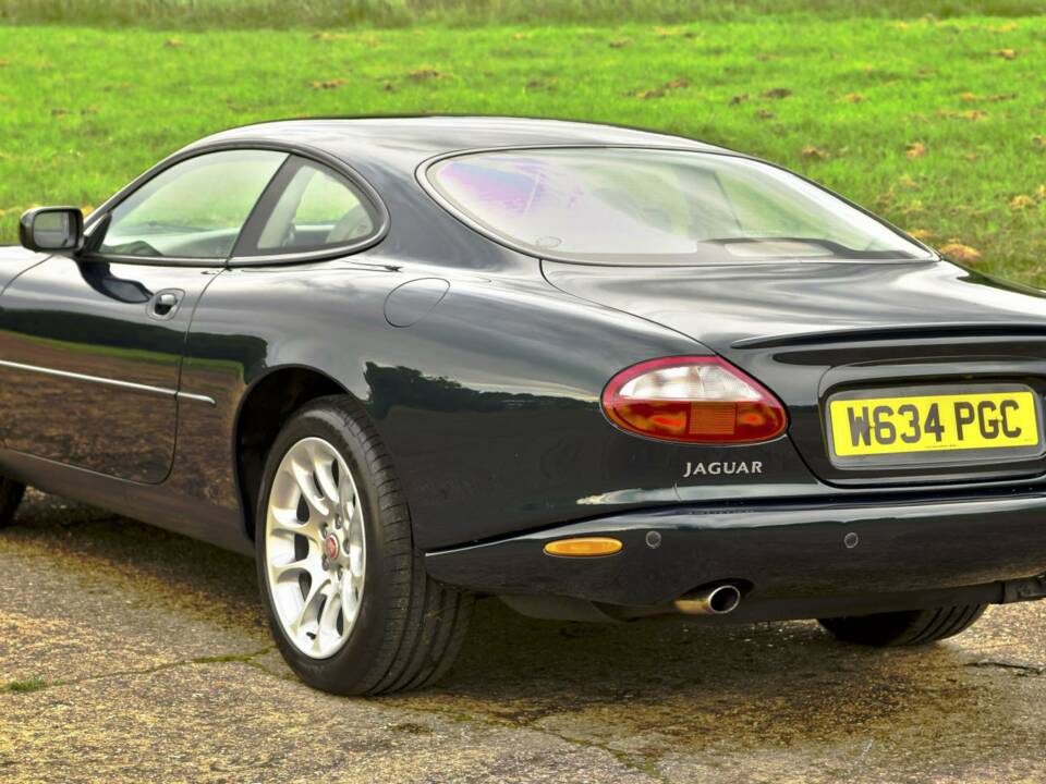 Image 11/50 de Jaguar XKR (2000)