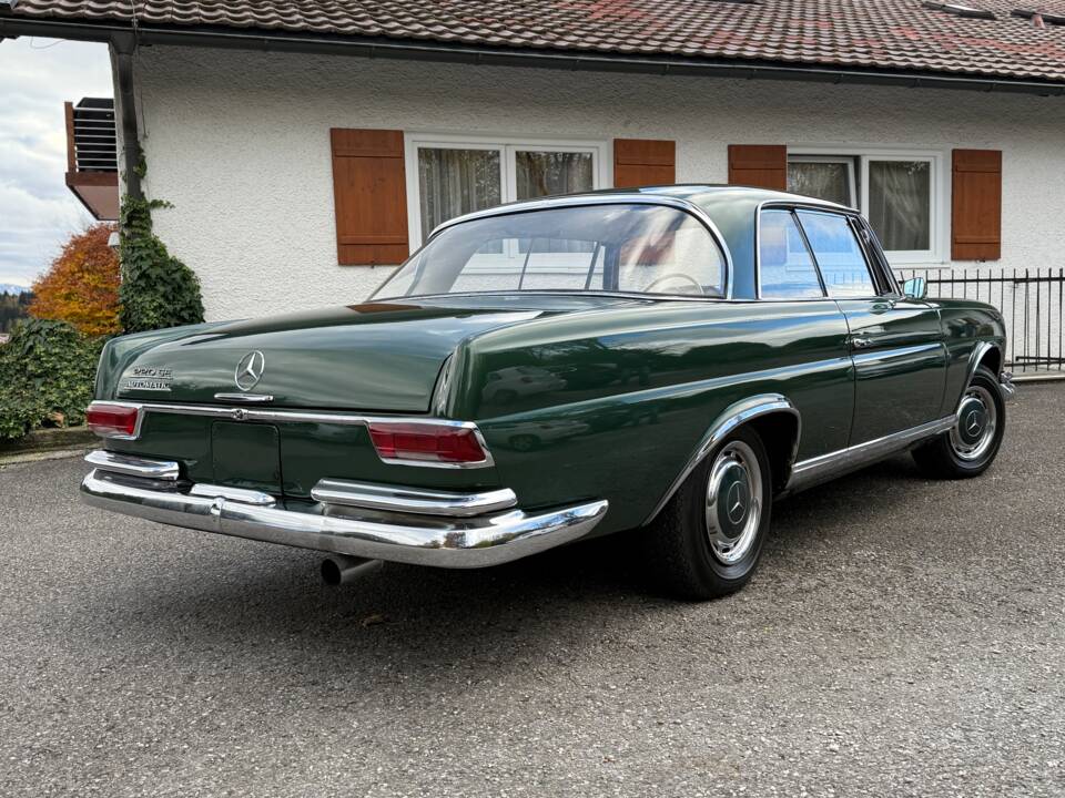 Afbeelding 2/46 van Mercedes-Benz 220 SE b (1961)