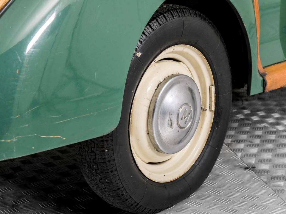 Image 37/50 of Morris Minor 1000 Traveller (1964)