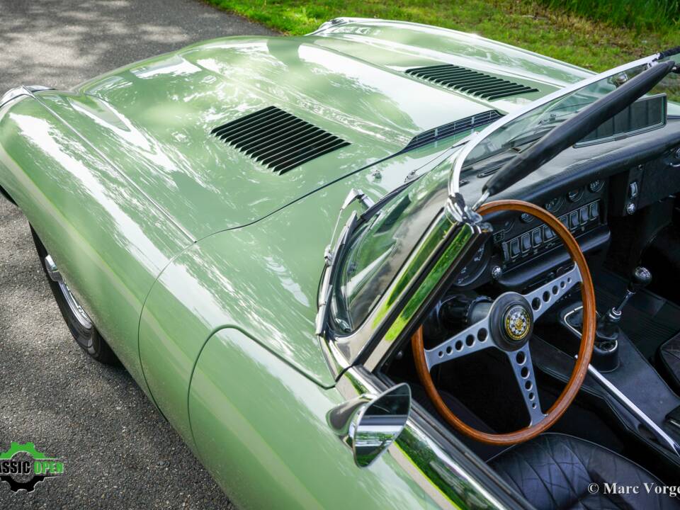 Image 28/60 de Jaguar E-Type (1969)
