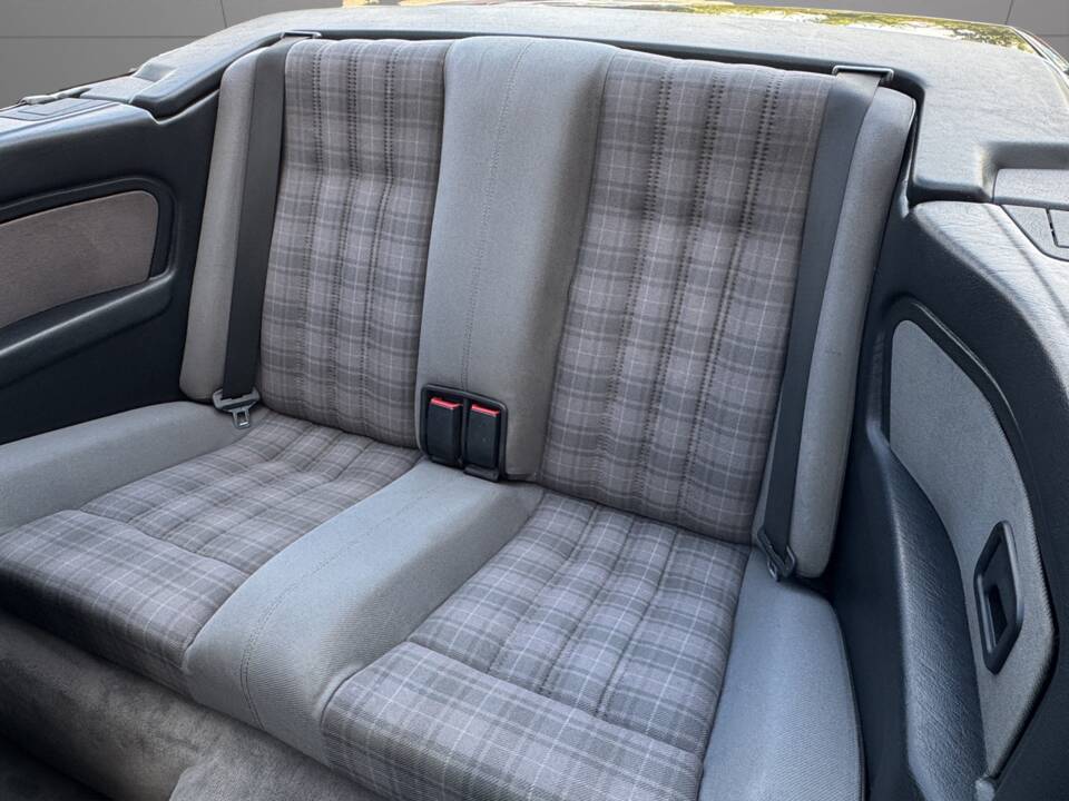 Image 15/27 of BMW 320i (1990)