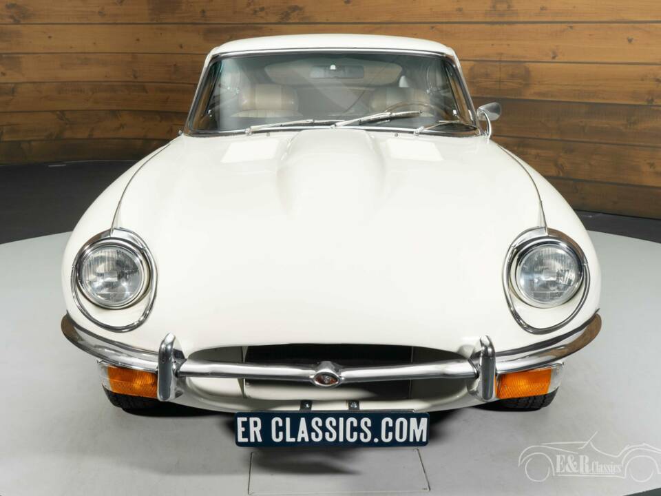 Image 4/8 of Jaguar E-Type (1969)