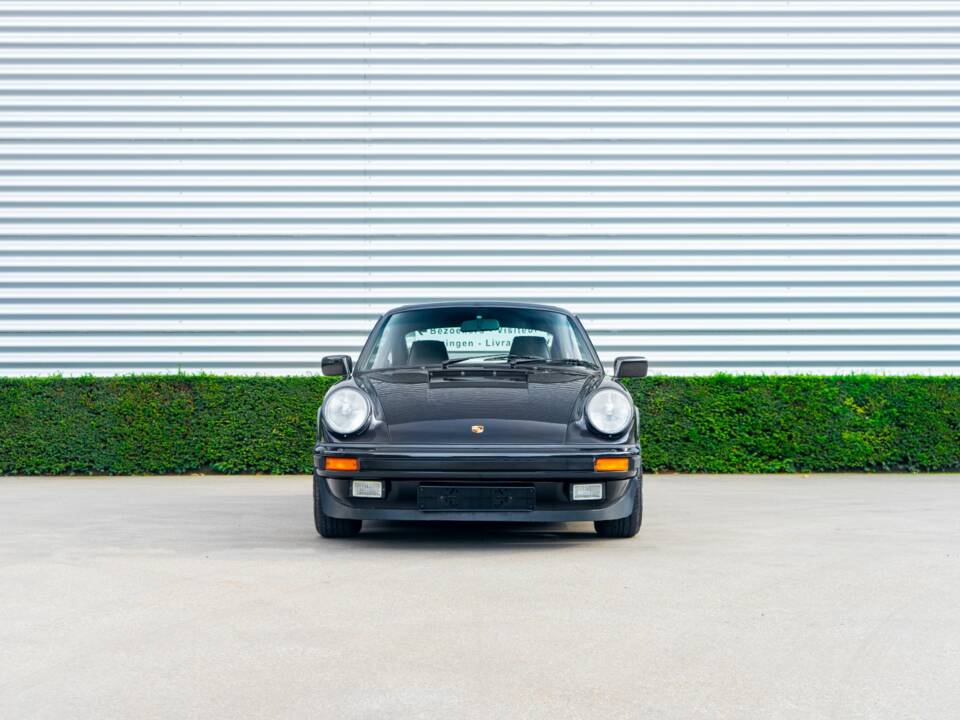 Image 2/33 of Porsche 911 Carrera 3.2 (1987)