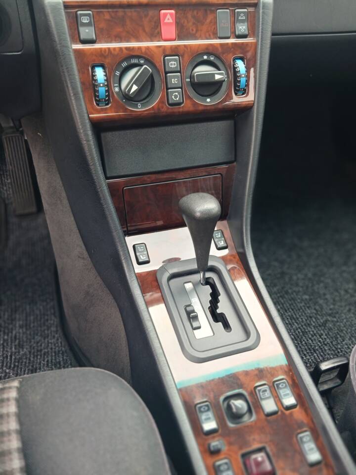 Image 11/29 of Mercedes-Benz E 200 (1995)