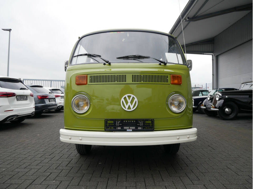 Immagine 2/21 di Volkswagen T2b Deluxe (1975)