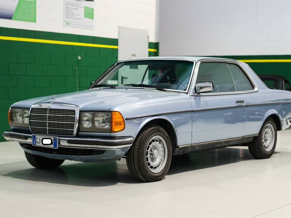 Bild 1/18 von Mercedes-Benz 230 C (1977)