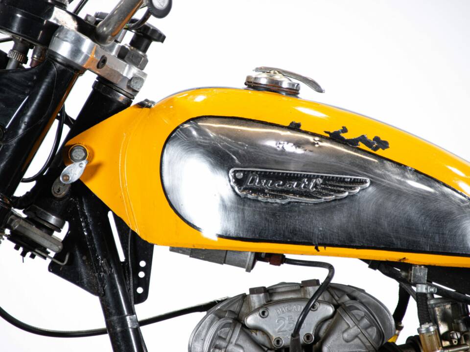 Image 13/50 of Ducati 250 Scrambler (1971)