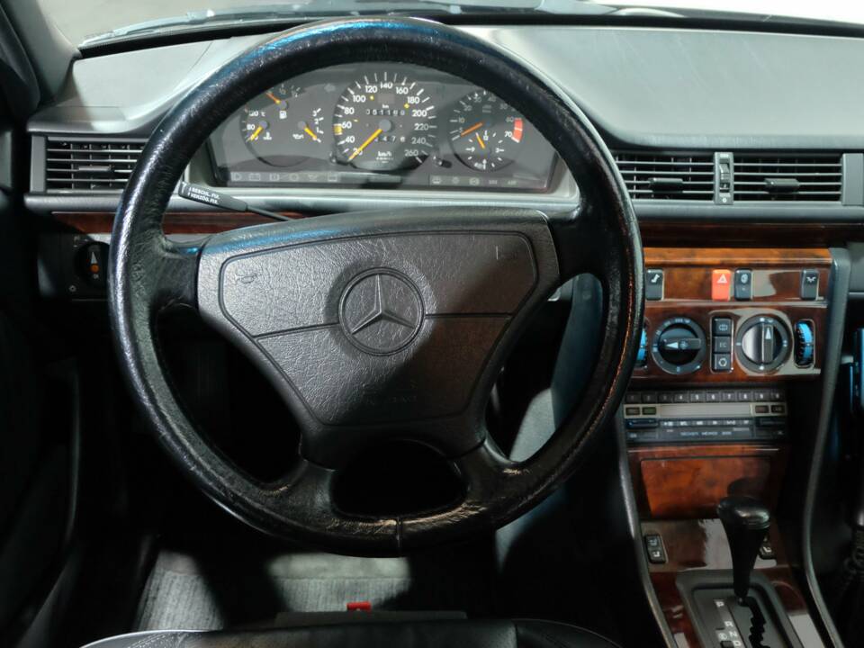 Bild 10/40 von Mercedes-Benz E 500 (1993)