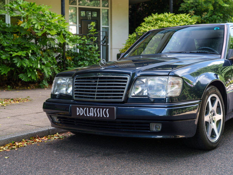 Imagen 7/27 de Mercedes-Benz E 500 Limited (1994)