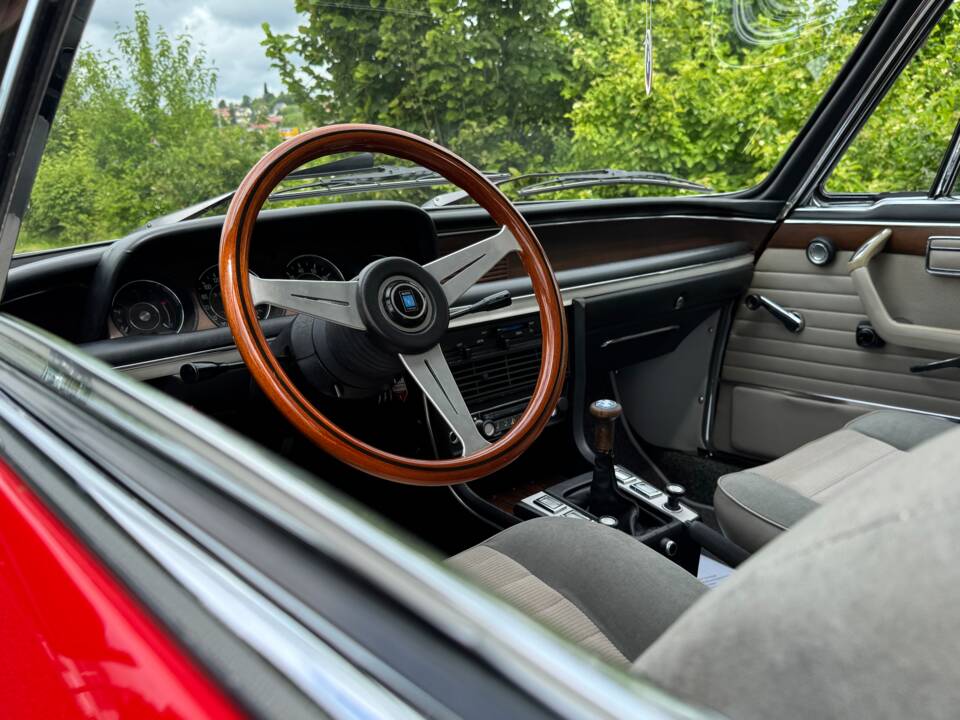 Image 25/73 of BMW 2,5 CS (1975)