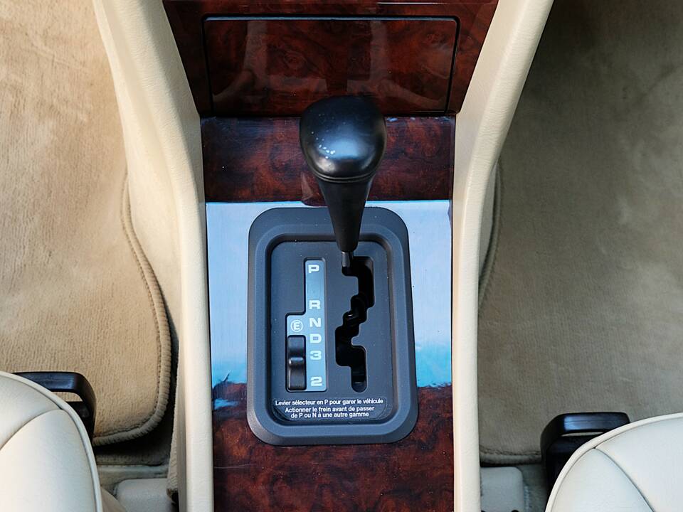 Image 24/63 of Mercedes-Benz 300 CE (1991)