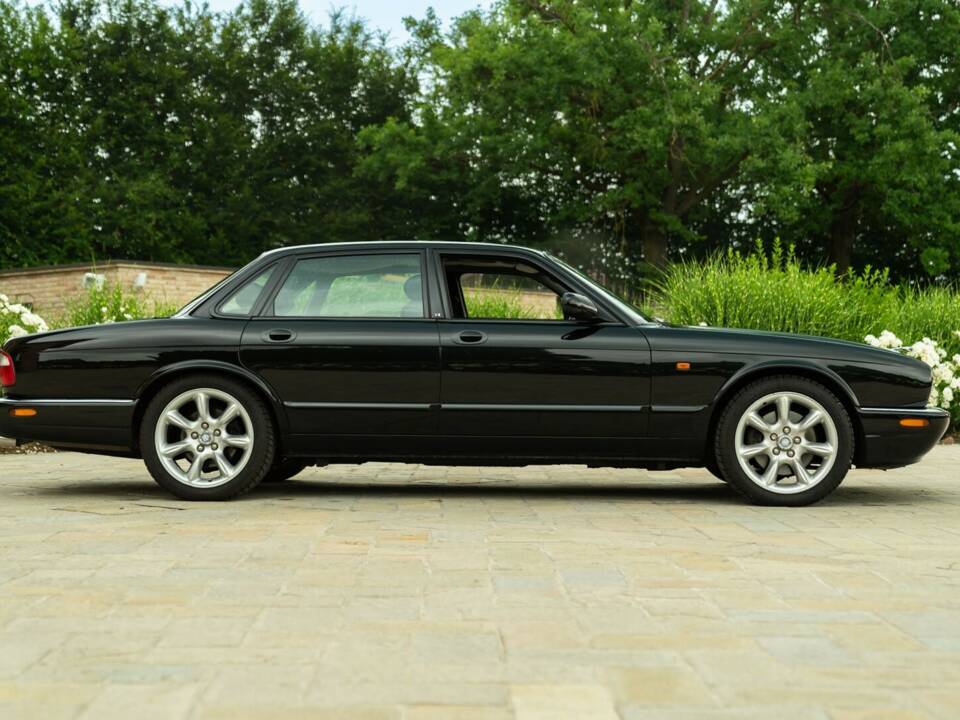 Image 4/50 de Jaguar XJR 4.0 (2000)