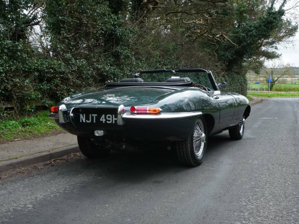 Image 24/25 de Jaguar E-Type (1970)