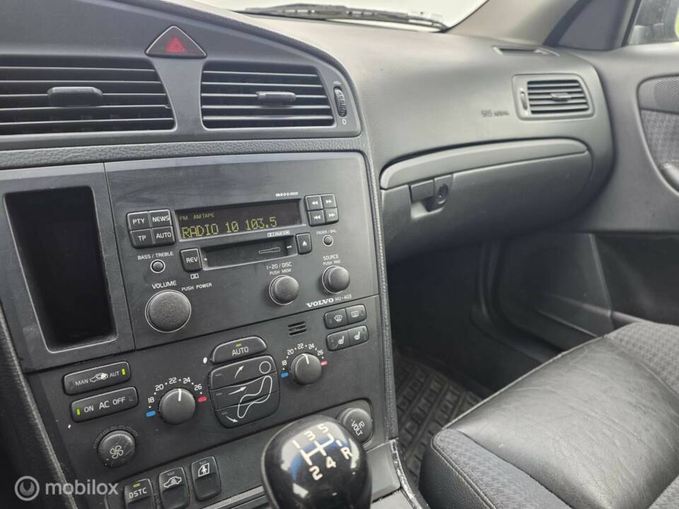 Bild 13/23 von Volvo V 70 2.4 (2003)