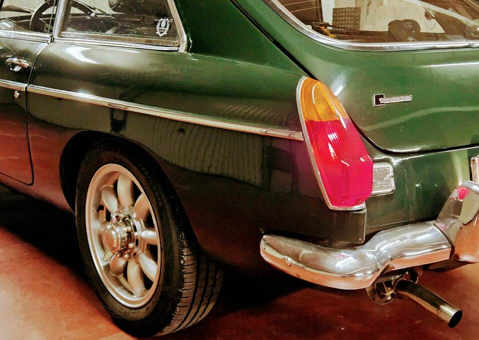 Image 5/8 of MG MGB GT (1976)