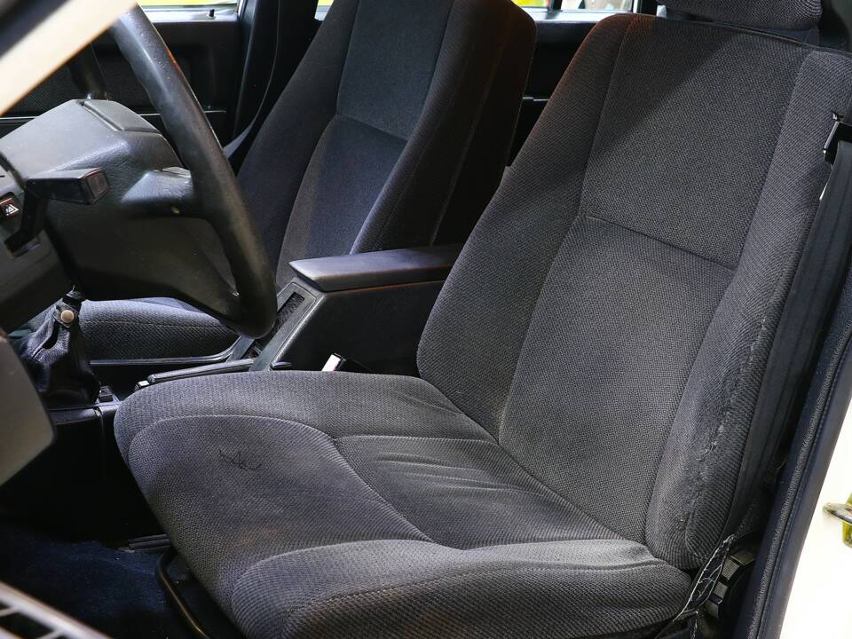 Image 21/34 of Volvo 940 2.3i (1991)