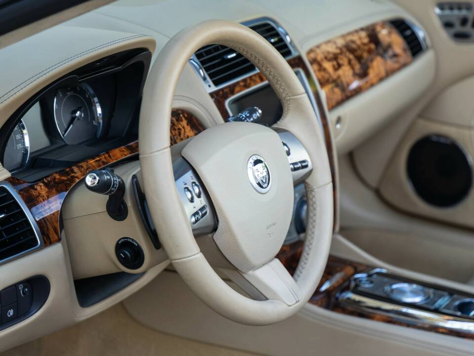 Image 43/50 of Jaguar XK (2011)