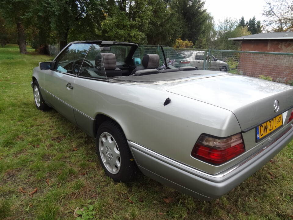 Image 2/5 of Mercedes-Benz E 200 Diesel (1994)