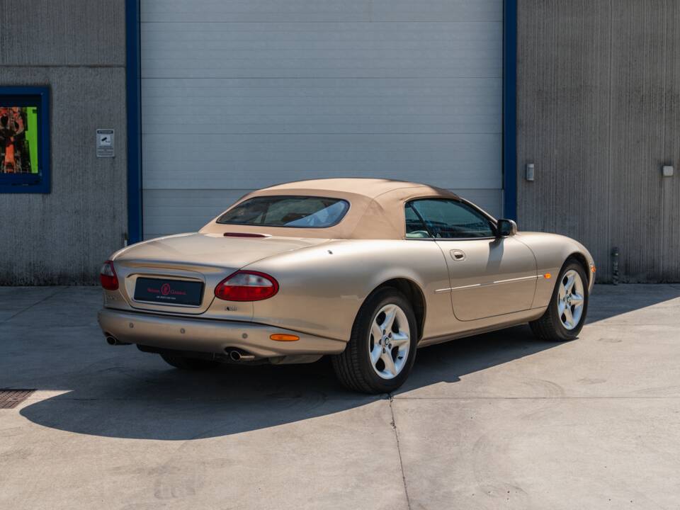 Image 20/91 de Jaguar XK8 4.0 (2000)