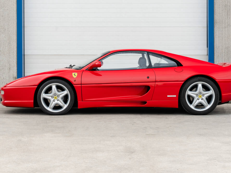 Imagen 2/89 de Ferrari F 355 Berlinetta (1996)