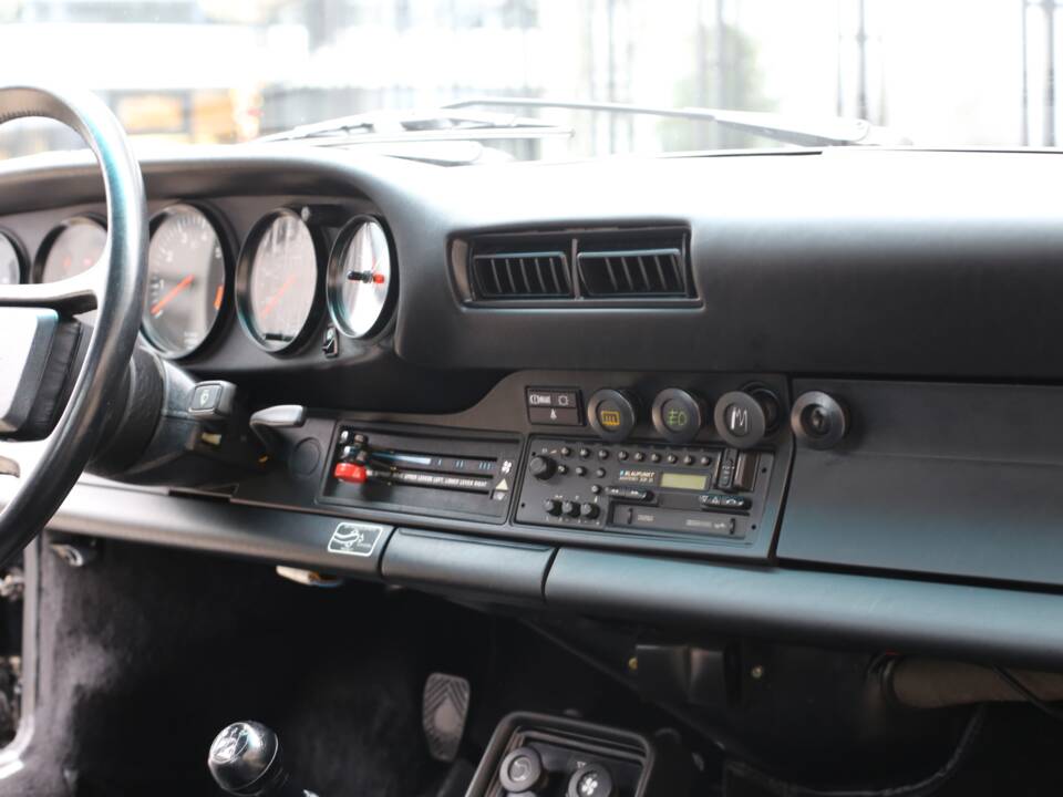 Image 22/43 of Porsche 911 Carrera 3.2 (1985)